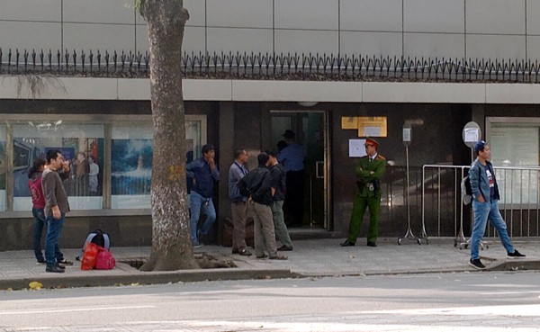 Nhiều cổ động viên có mặt tại đại sứ quán Trung Quốc để xin visa kịp đi cổ vũ U23 Việt Nam